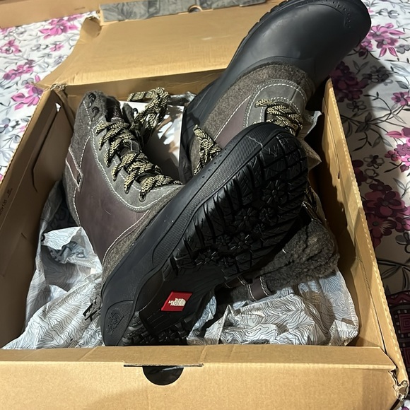 THE NORTH FACE WOMENS SHELLISTA III MID boots. - Picture 2 of 6